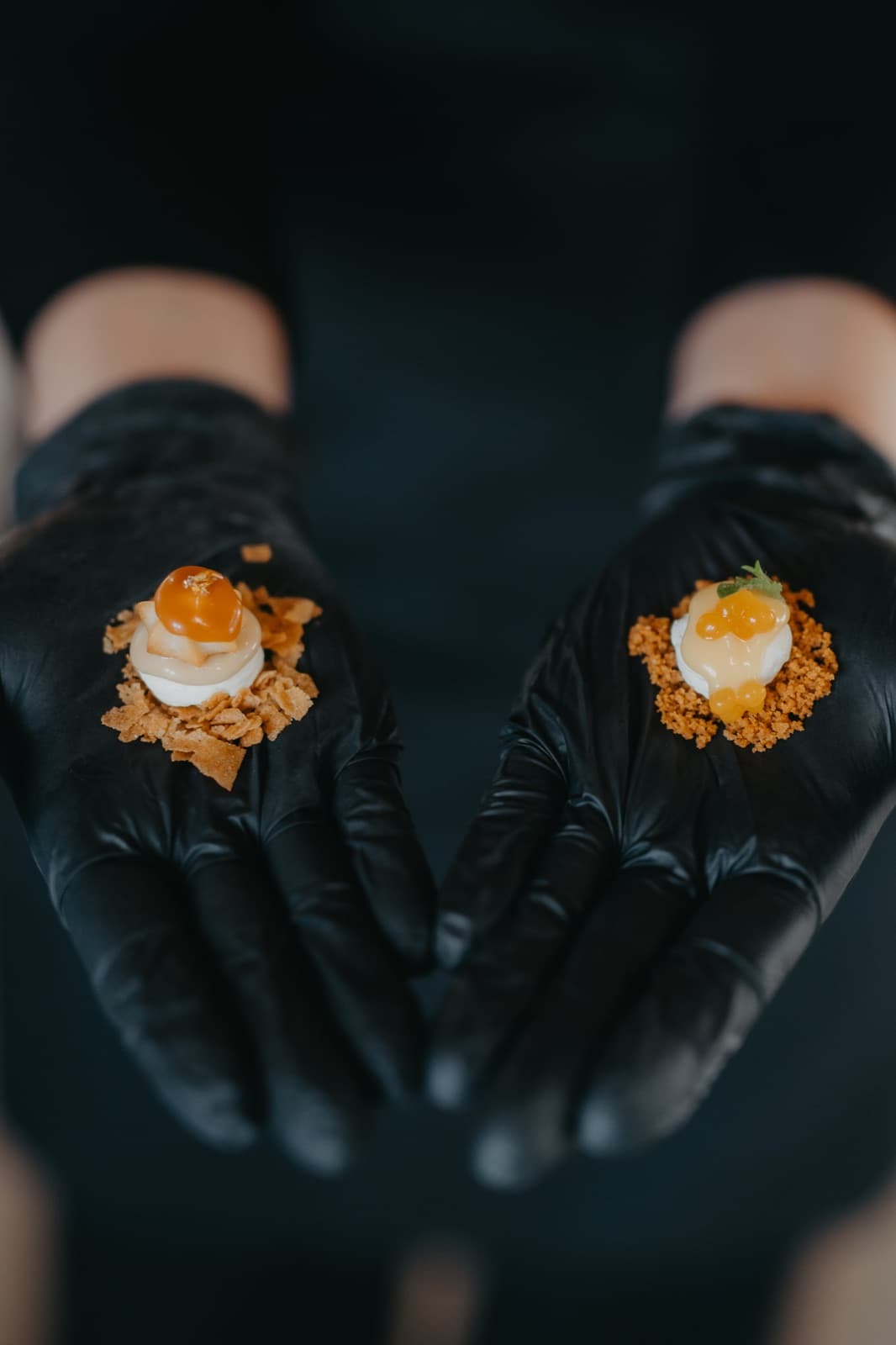 Amuse-bouche servírované na dlaních