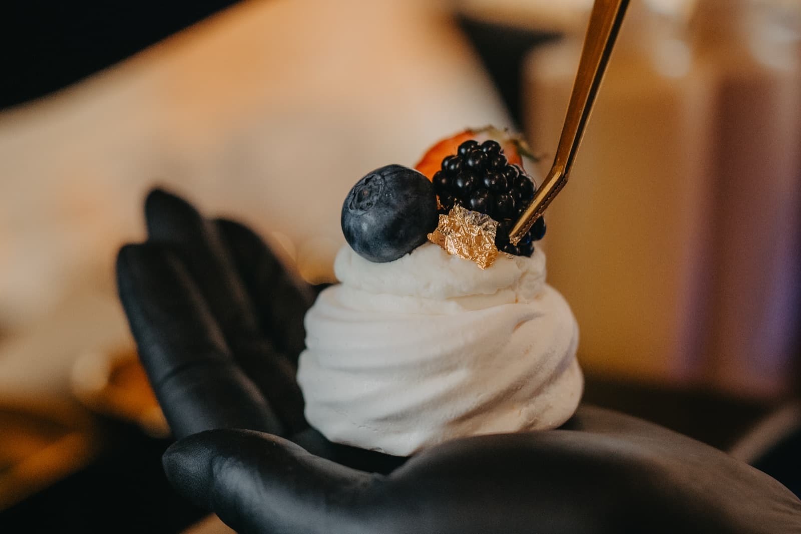 Mini pavlova s ostružinou a jedlým zlatem